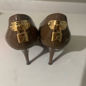 Caramel brown Louis Vuitton patent leather lock heels, Sz 38.5, w box, dust bags
